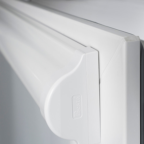 Montage mittels Klebehalter